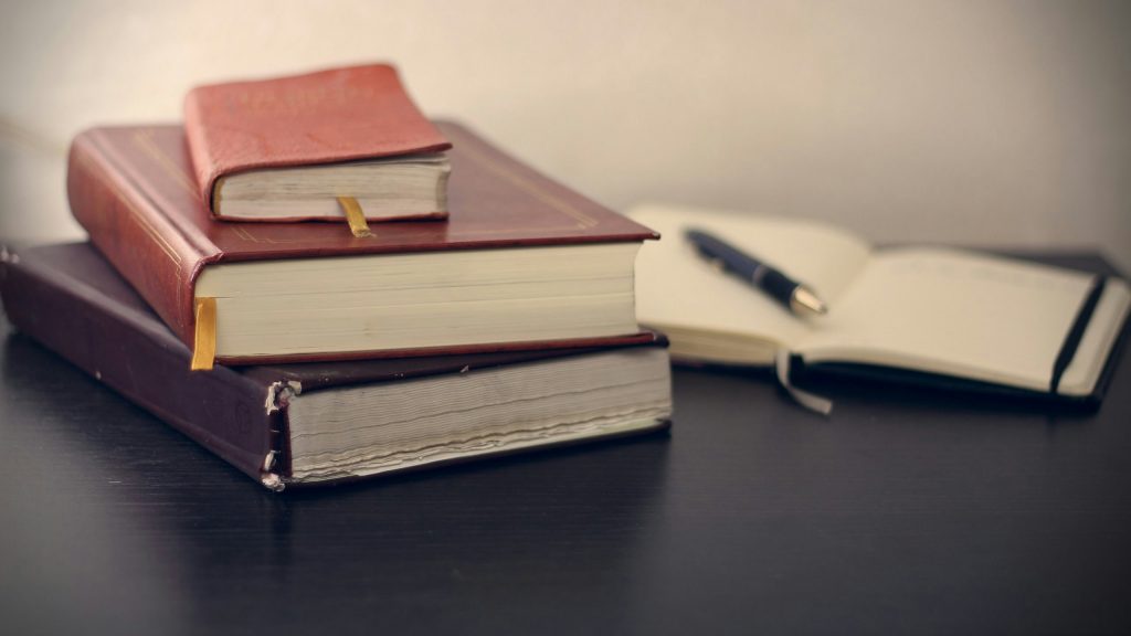 Geschäftsführerhaftung bei nicht abgeführten Sozialversicherungsbeiträgen: Notizbücher und Stift zur Liquiditätsplanung in der Krise